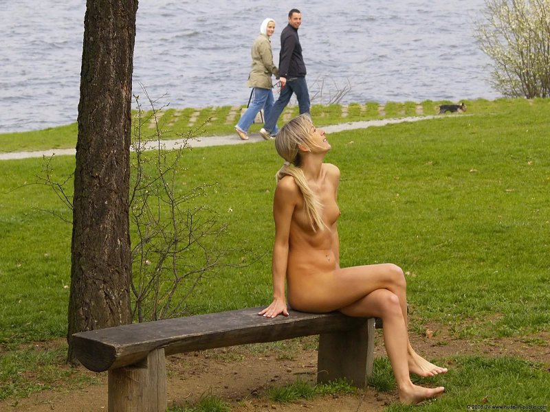 Голые девушки в парке
