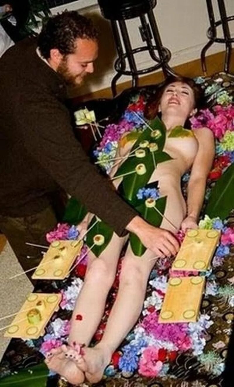Суши на голой женщине