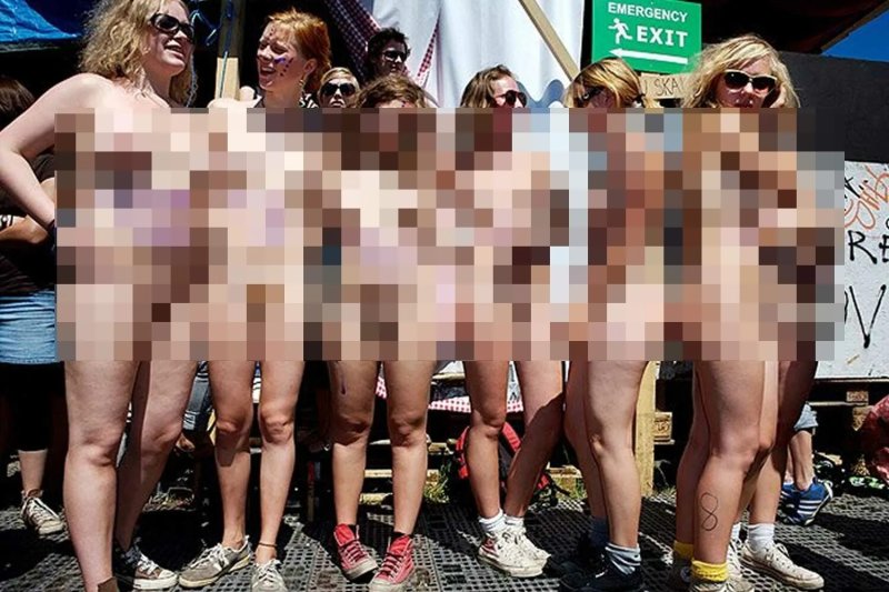 Разделась до гола на улице