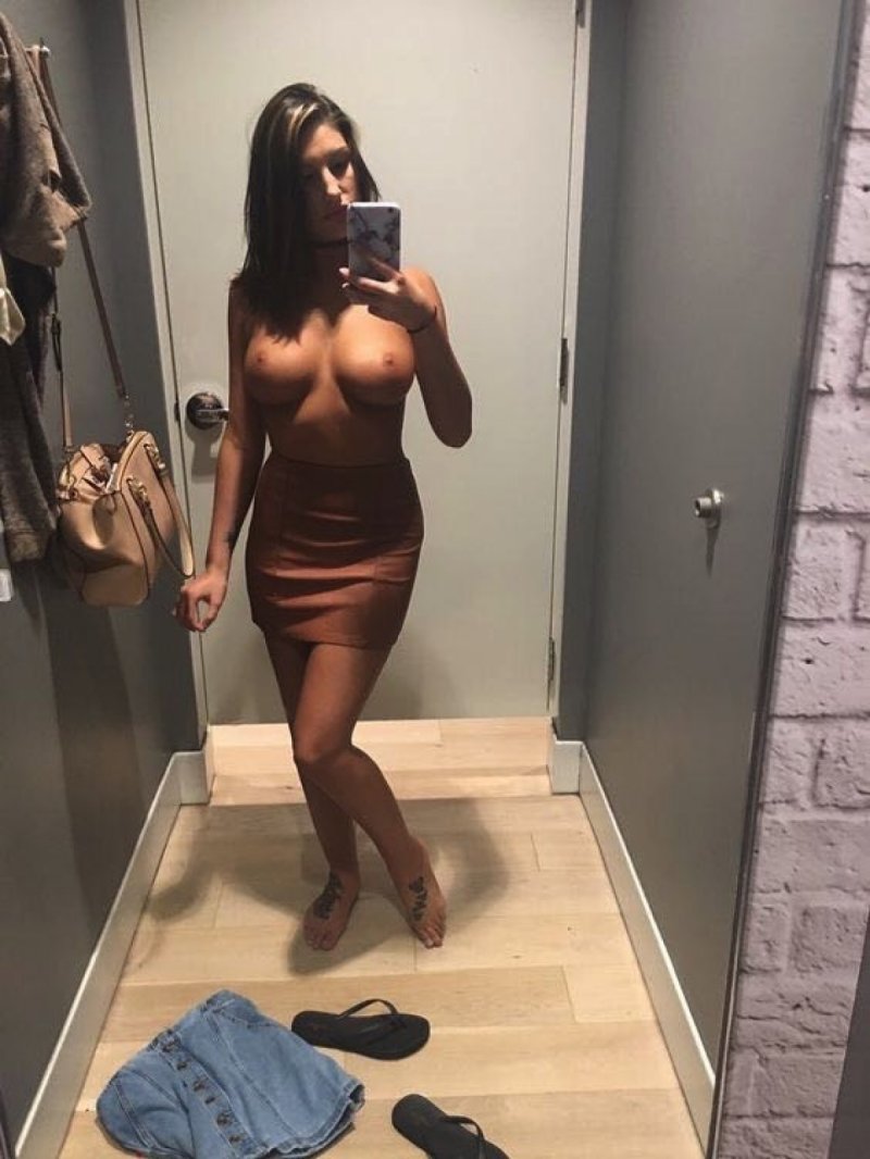 Голые селфи в примерочной