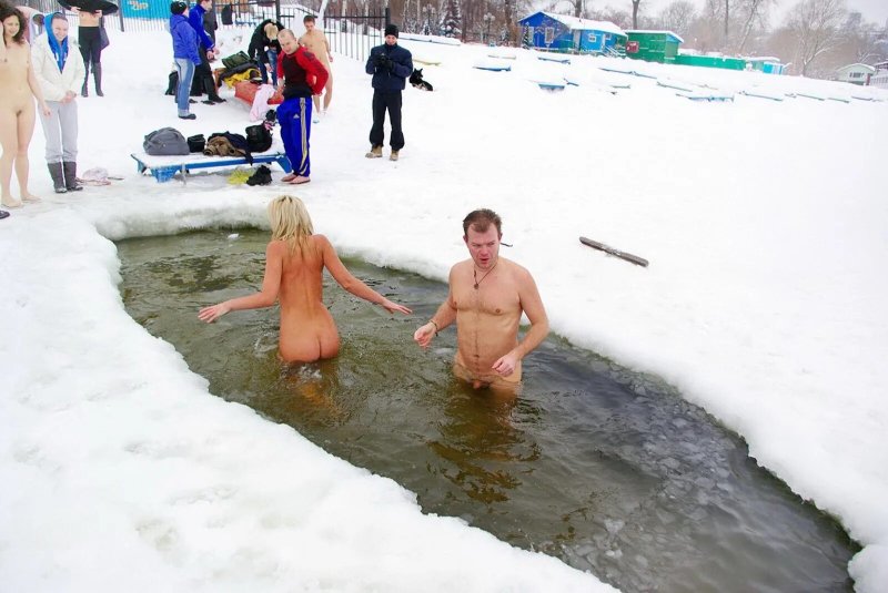 Купание в проруби голышом