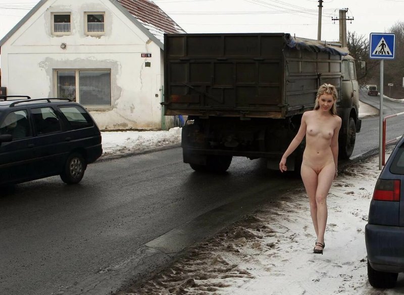 Голые женщины в деревне зимой