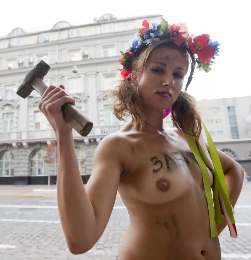 Украинские активистки femen
