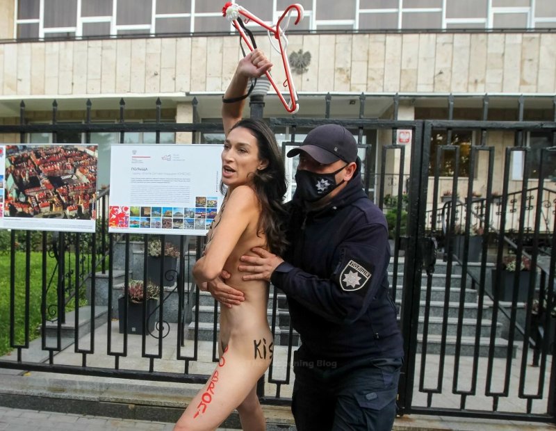 Украинские активистки femen