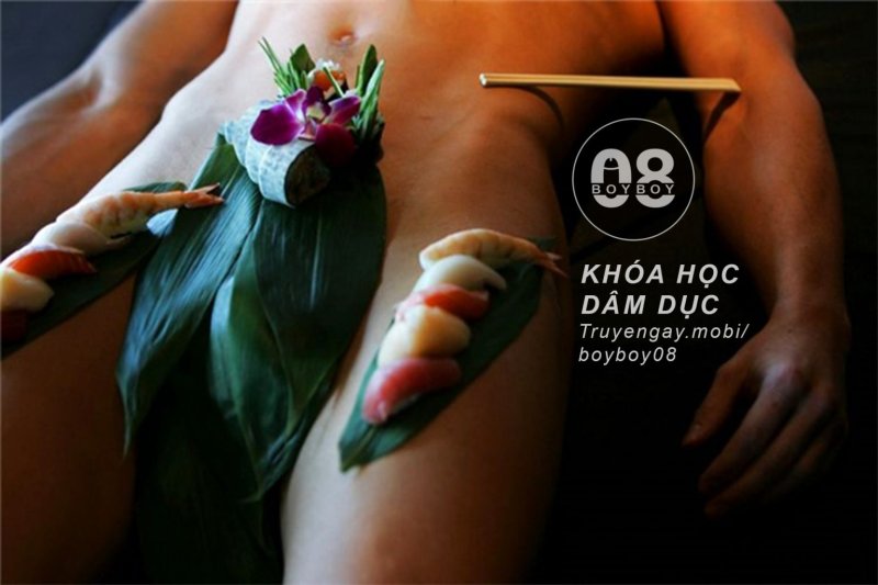 Суши на голой девушке