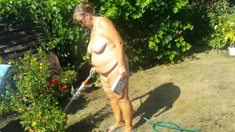 Голые старушки на даче