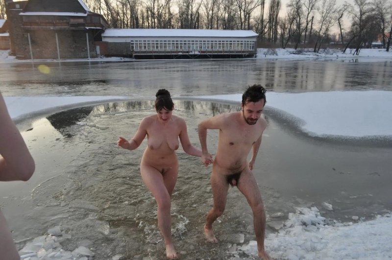 Купаются голышом