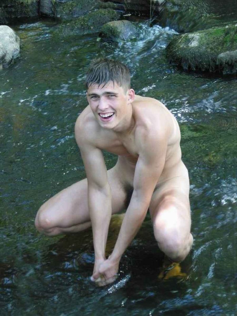 Голые парни купаются в реке