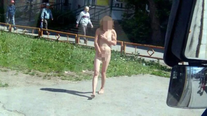 Девушки раздеваются на улице