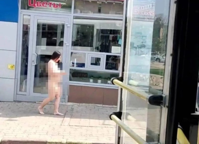 Голые женщины на остановке
