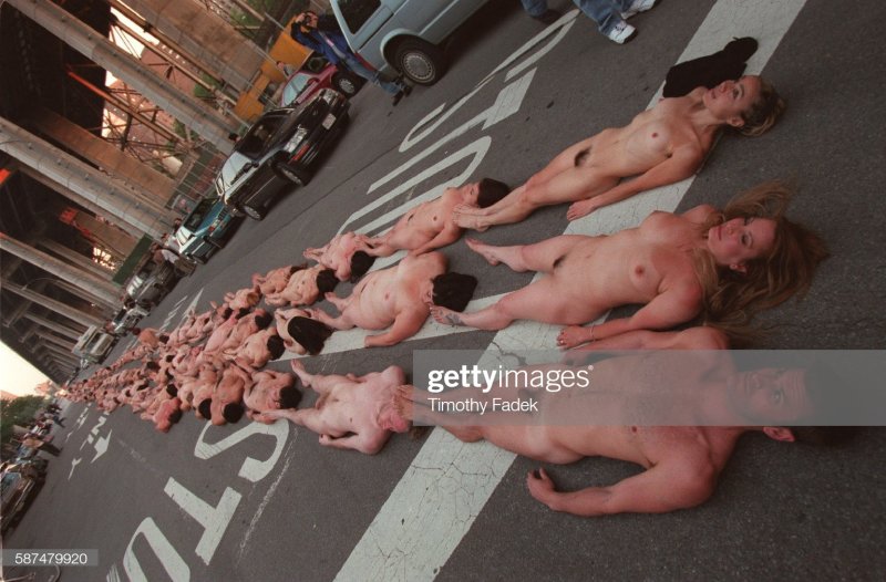 Spencer tunick naked people на съемках