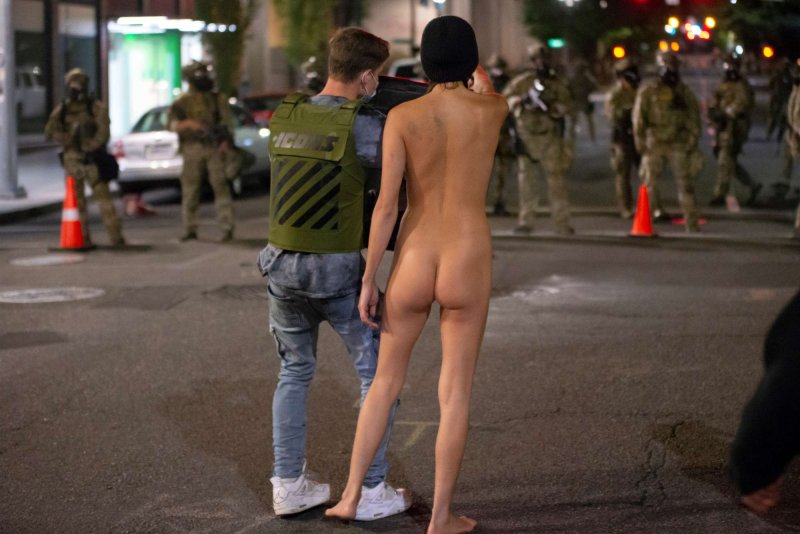 Голые на улице протесты
