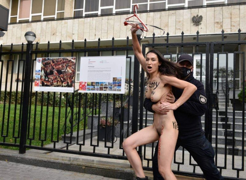 Активистки femen