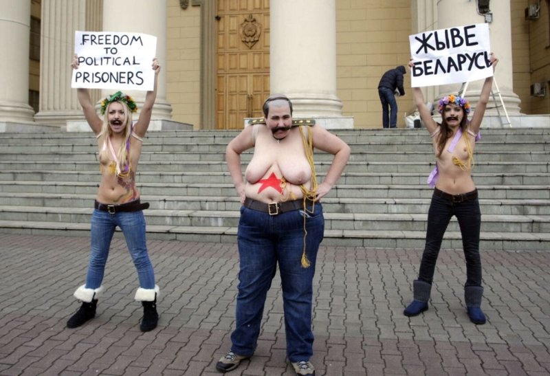 Украинские активистки femen