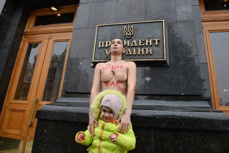 Фемен сиськи президент украины