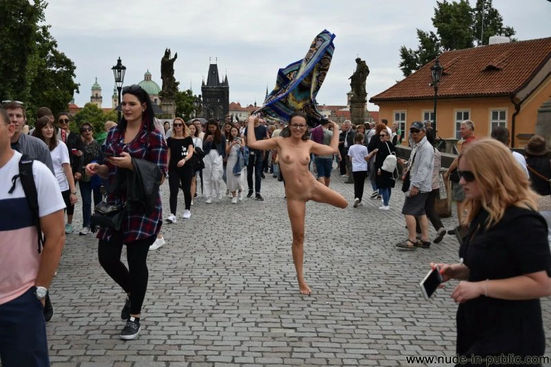 Голышом