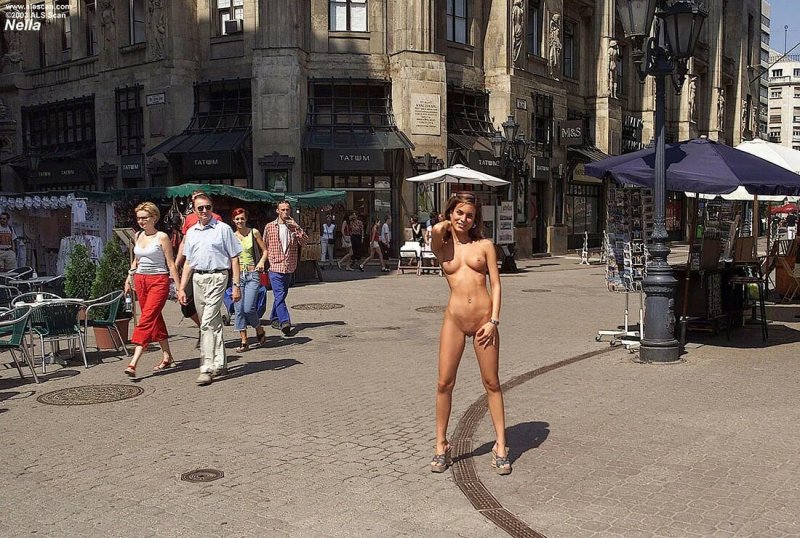 Голая девушка на улице