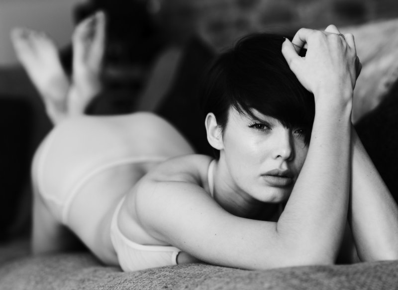 Модель rosie robinson с короткой стрижкой