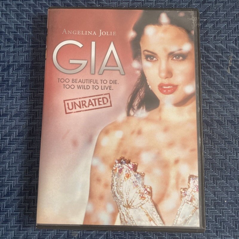 Angelina jolie gia