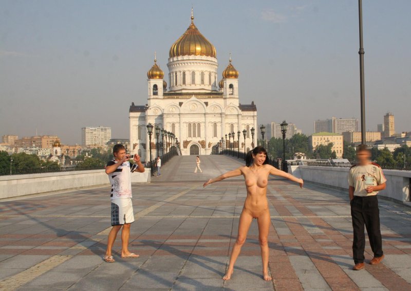 Девушка ню на фоне церкви