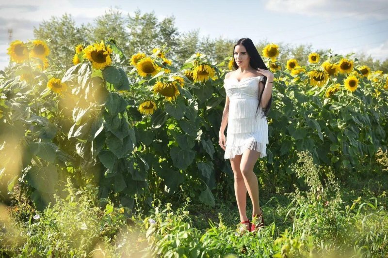 Фотосессия в подсолнухах девушки
