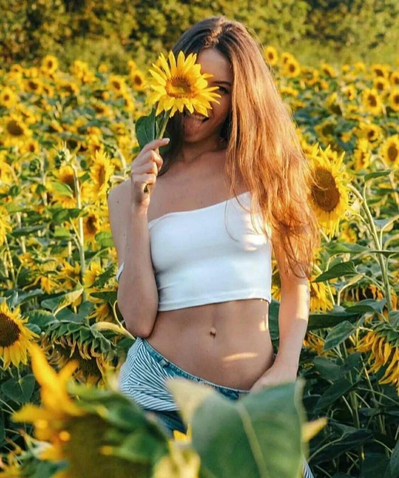 Девушка в подсолнухах