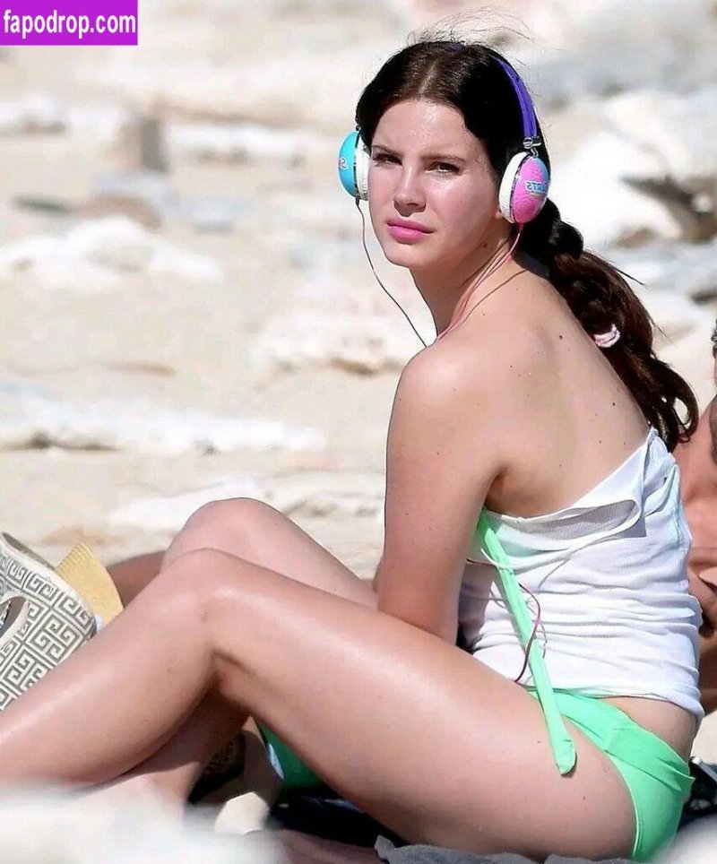Lana del rey в купальнике