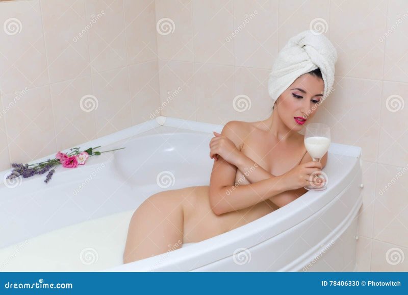 Девушка в ванной