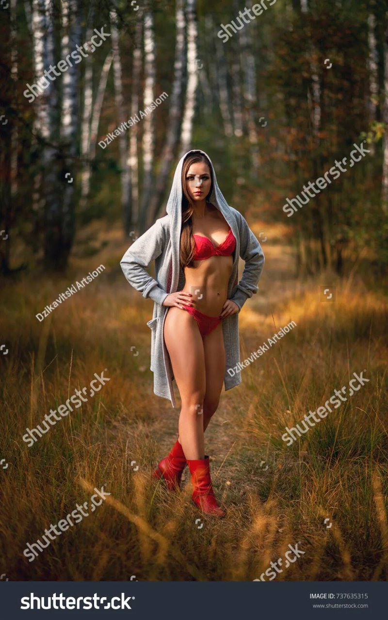 Девушка в белье на природе