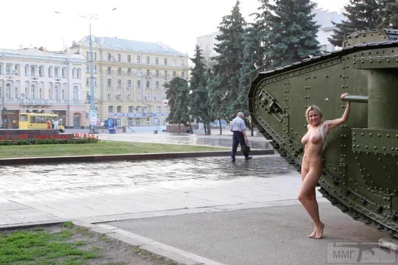 Фотосессии голые у танка