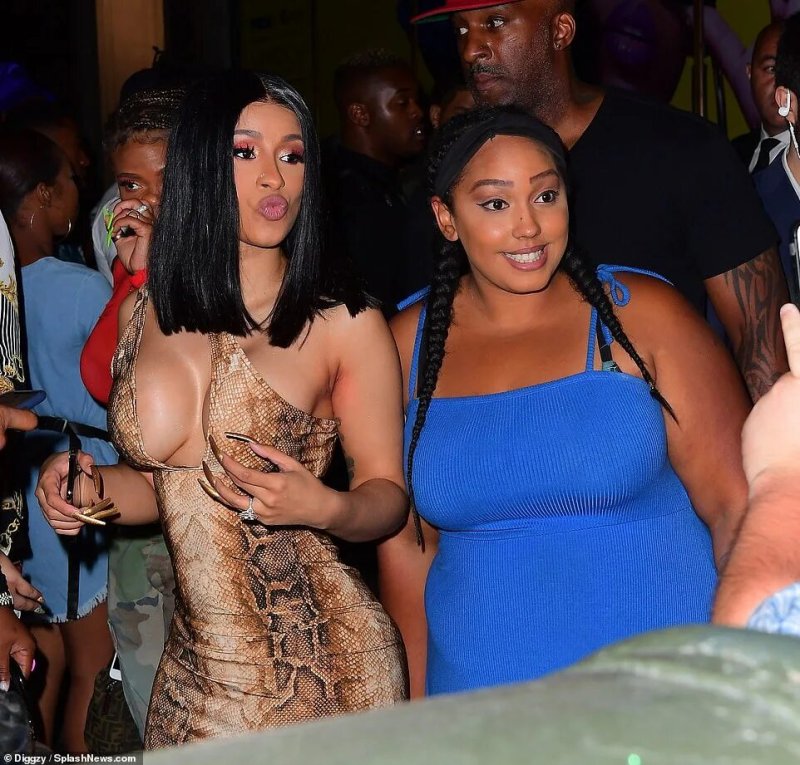Cardi b грудь