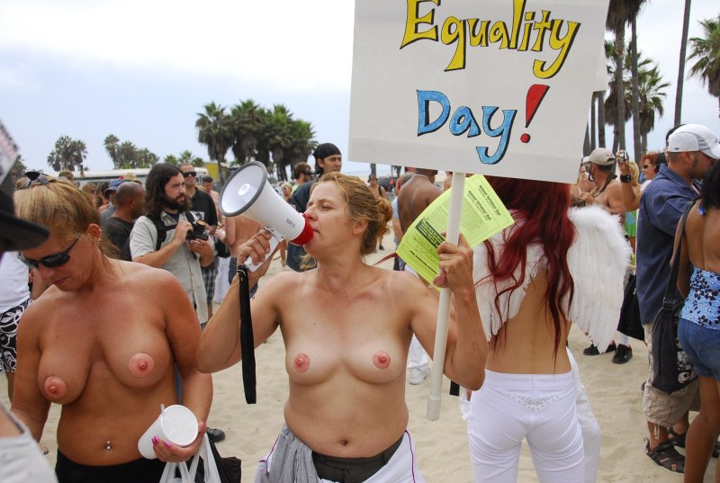 Go topless day день голых сисек