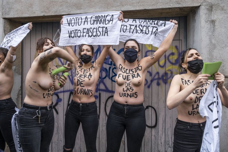 Женщина с голой грудью протестует