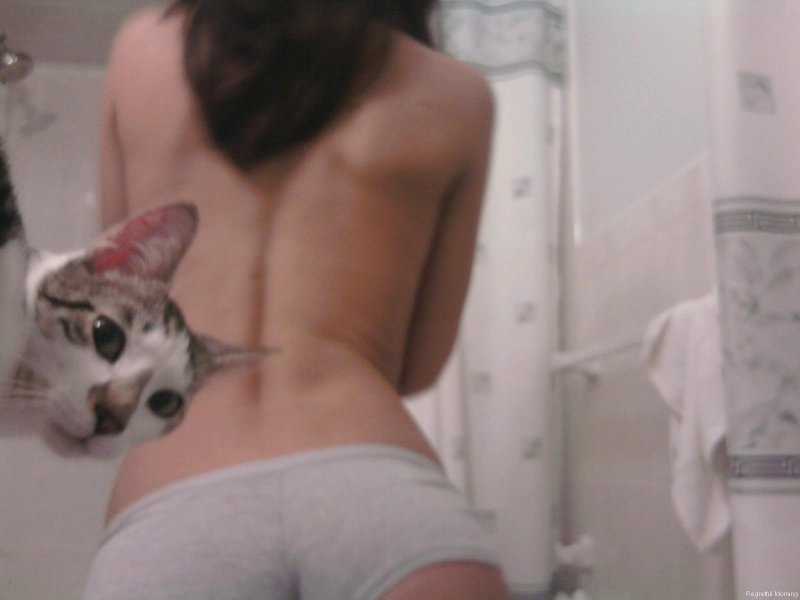 Голая девушка с котом