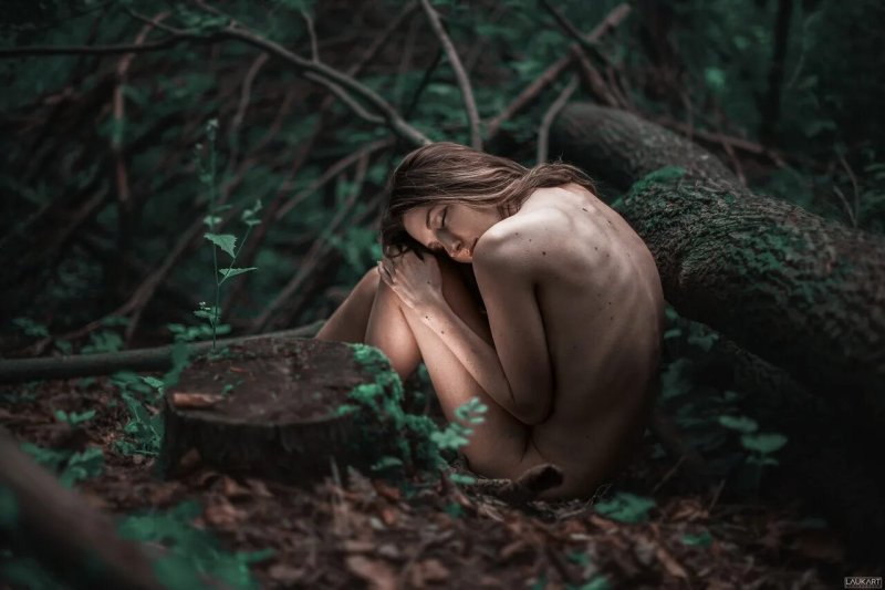 Эротическая фотосессия в лесу