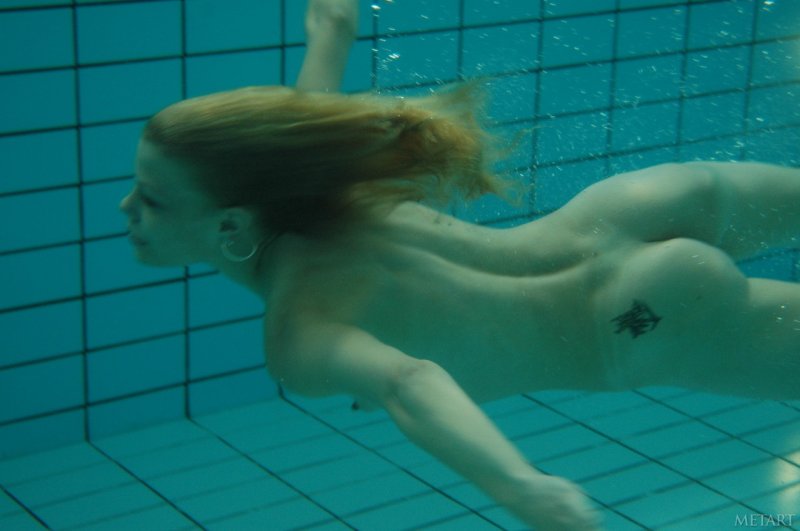 Аnna nude swimming