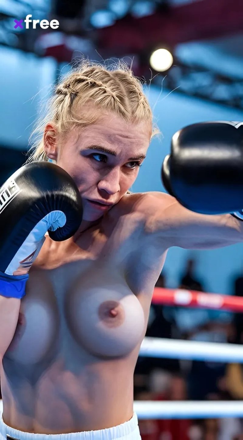 Боксерша показала грудь