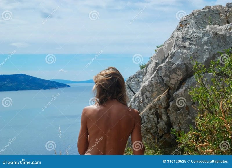 Девушка на берегу моря