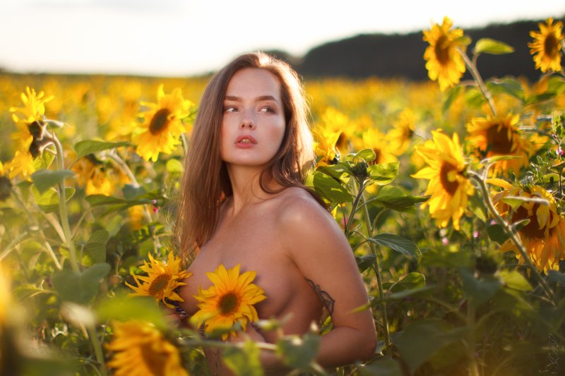 Фотосессия в подсолнухах ню