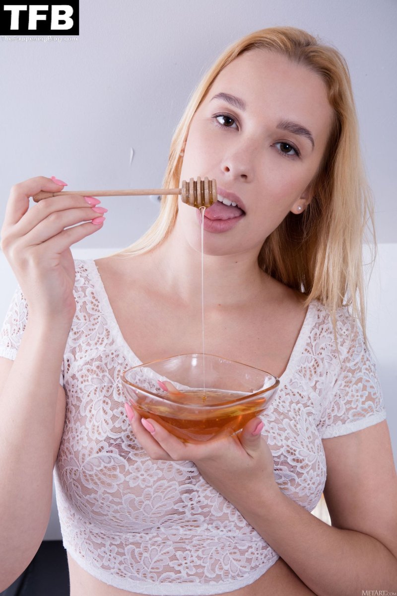 Раздвинула сиськи