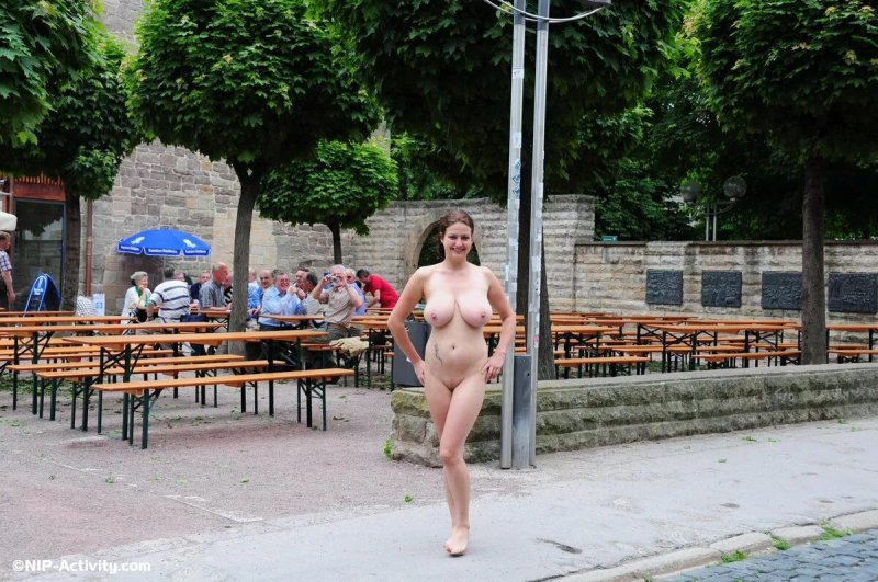 Гуляет голышом