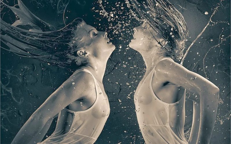 Девушка в брызгах воды