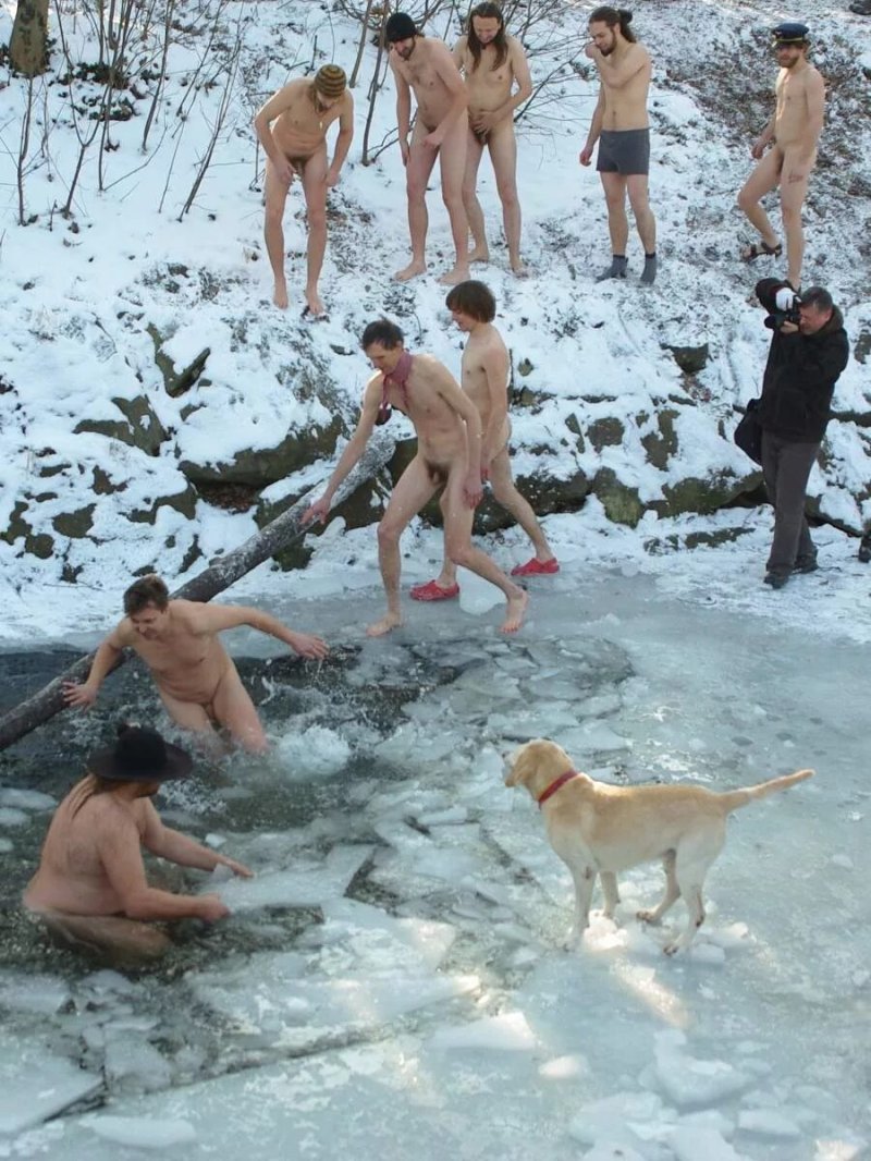 Зимние купания в проруби