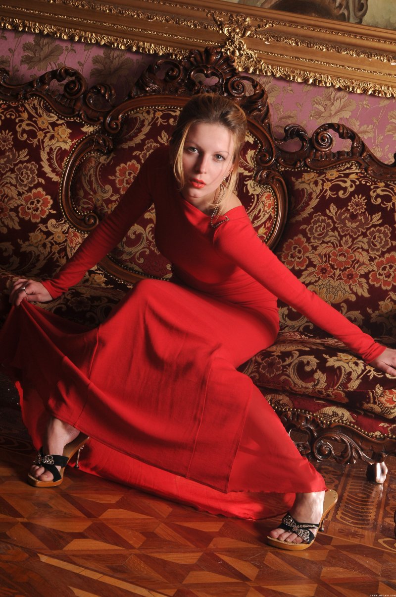 Yara elexia красное платье ню
