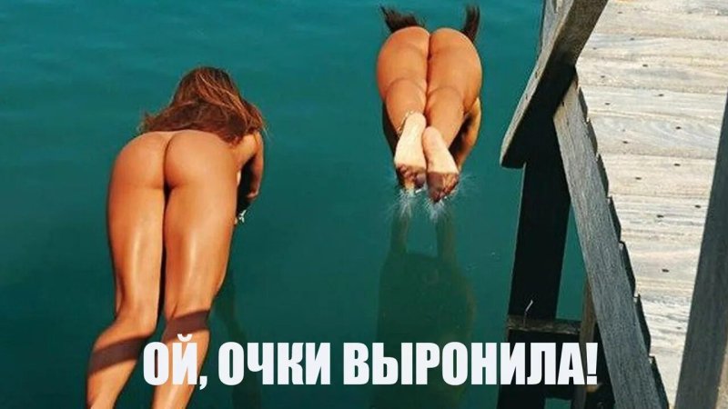 Женские голые попки в воде