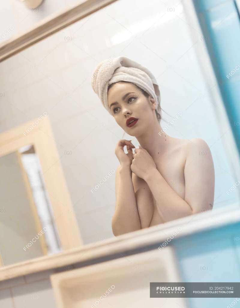 Женщина с полотенцем на голове