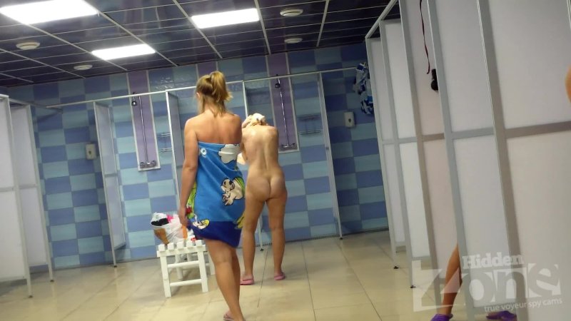 Скрытая камера в общественной душевой