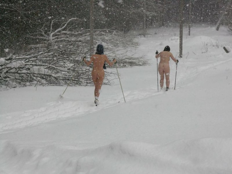 Голая на лыжах