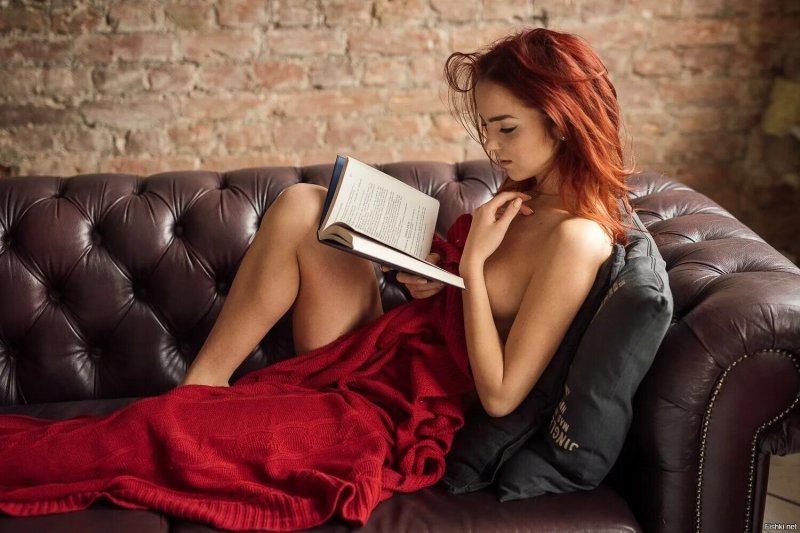 Голая девушка с книгой