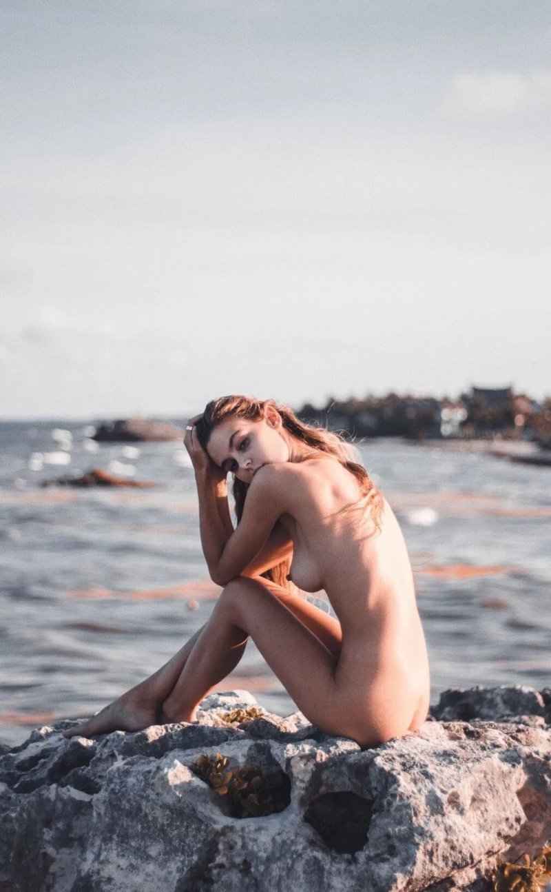 Красивые девушки на море ню